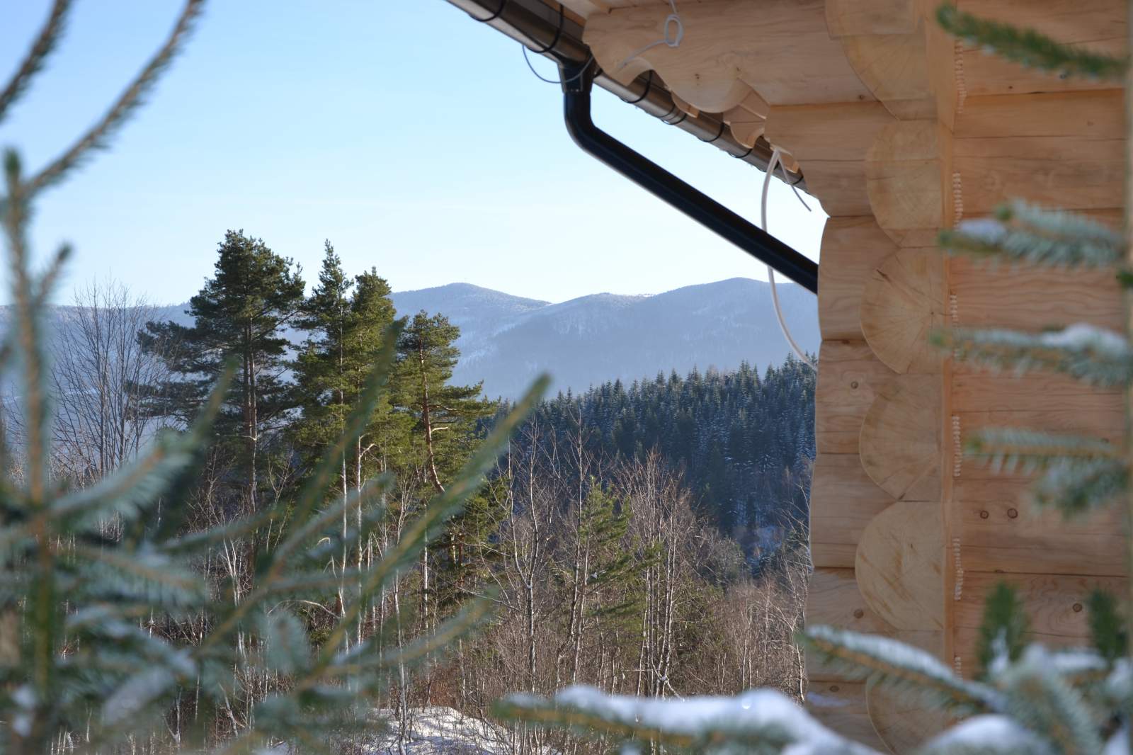 Drewniany dom w górach w zimie _ domek pierwszy